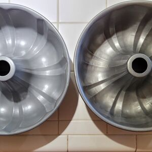 Set of two metal bundt pans